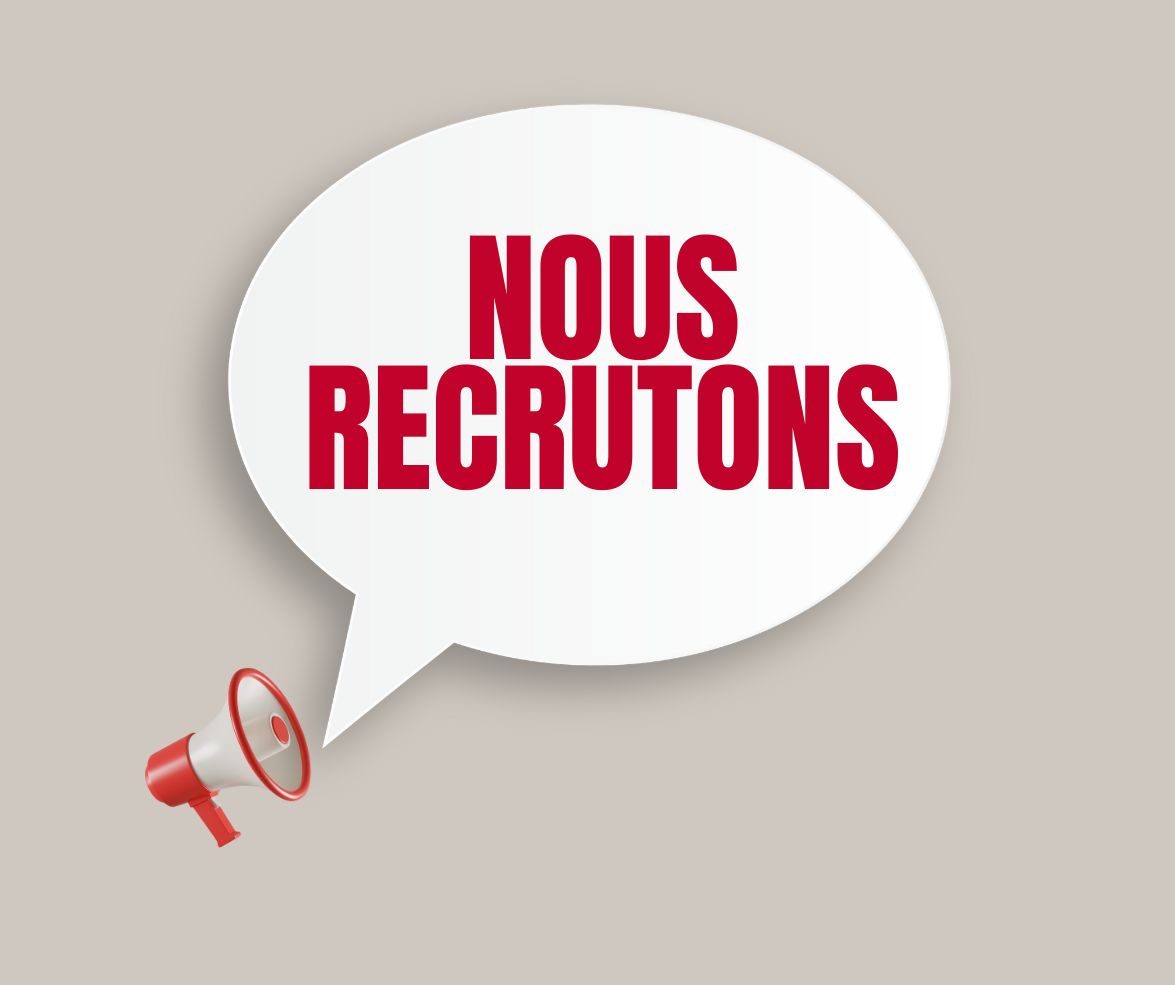 Illustration annonçant une campagne de recrutement avec le texte 'Nous recrutons' en lettres rouges majuscules sur fond blanc, inséré dans une bulle de dialogue. Une mégaphone rouge et blanc est également représentée à côté de la bulle de dialogue. Le fond de l'image est beige, créant un contraste clair avec le texte et les éléments graphiques.