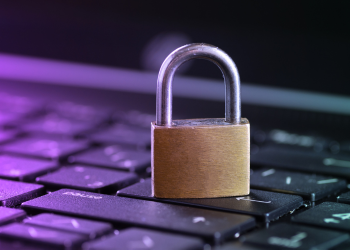 Un cadenas posé sur un clavier d'ordinateur, symbolisant la cybersécurité et la protection des données