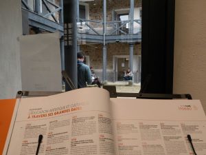 L'image montre un livre ouvert, posé sur un lutrin, avec une page qui semble présenter un texte structuré par des dates importantes. Le texte visible commence par 