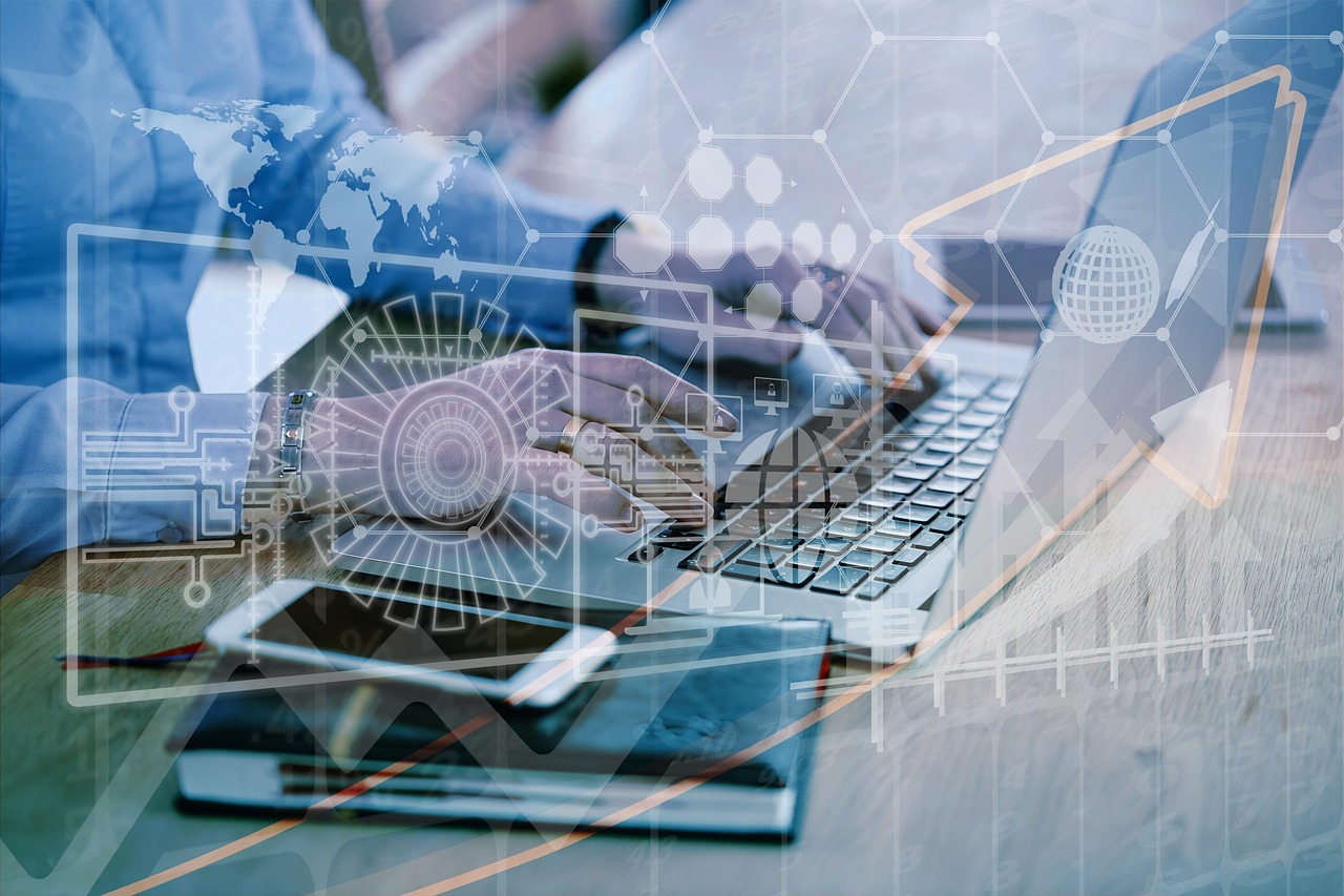 Personne travaillant sur un ordinateur portable, avec des éléments graphiques numériques superposés (icônes technologiques, graphiques et flèche ascendante) illustrant la transformation digitale et l’analyse de données.