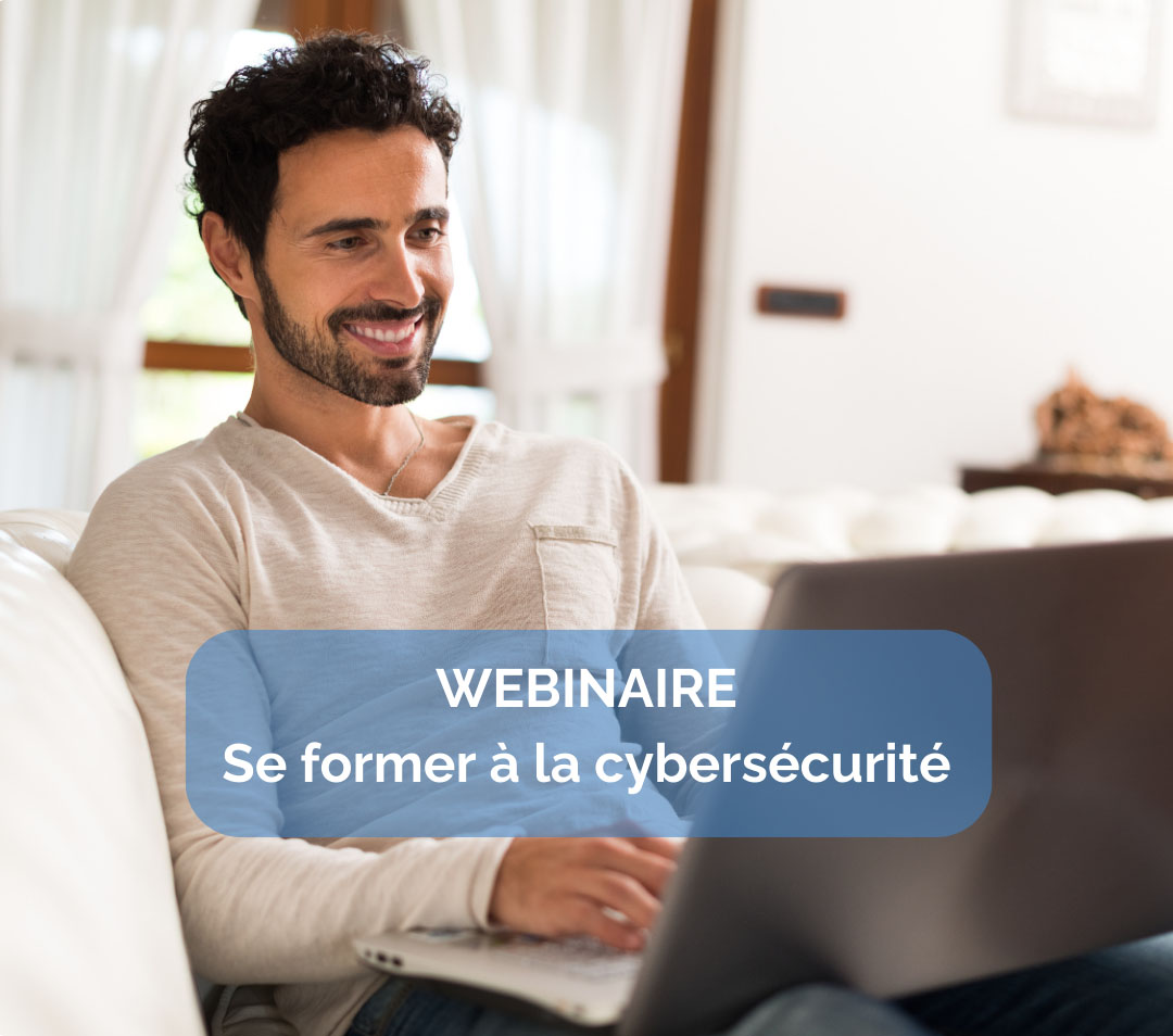 un homme souriant devant un ordinateur avec la mention WEBINAIRE Se former à la cybersécurité