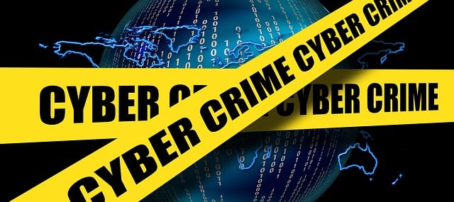 Illustration d’un globe numérique entouré de codes binaires, barré par un ruban jaune “Cyber Crime”, symbolisant la cybercriminalité à l’échelle mondiale.
